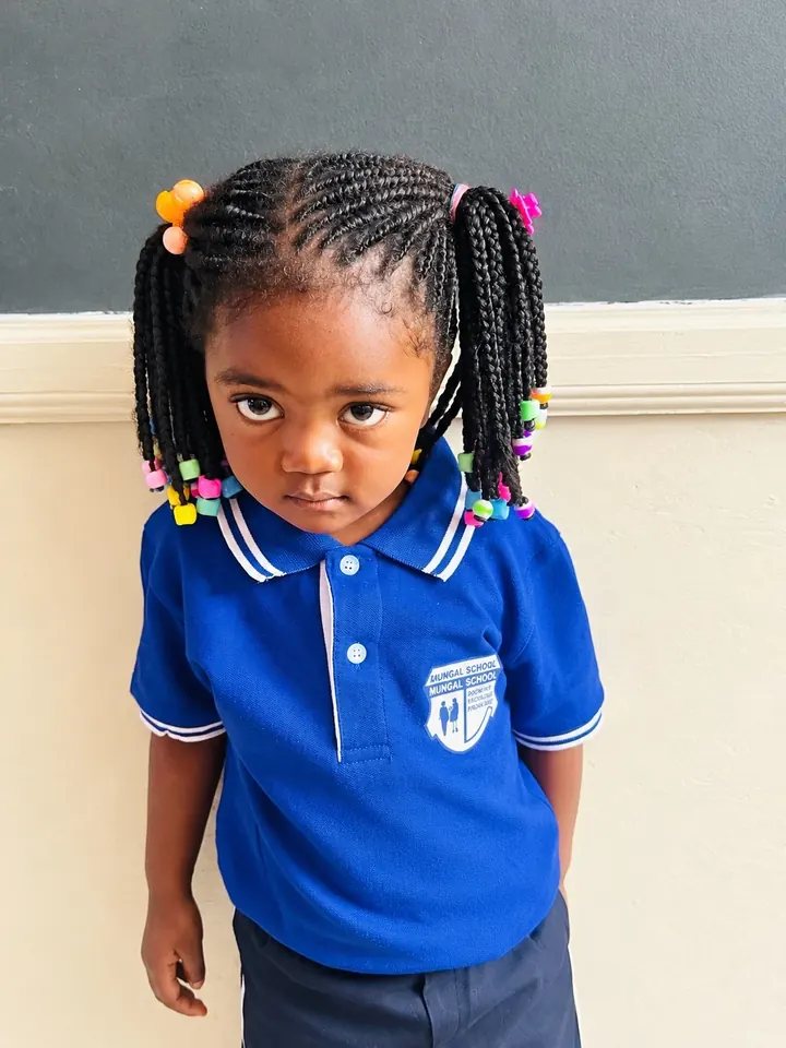 Photo d’une élève en uniforme du Complexe Scolaire Mungal School