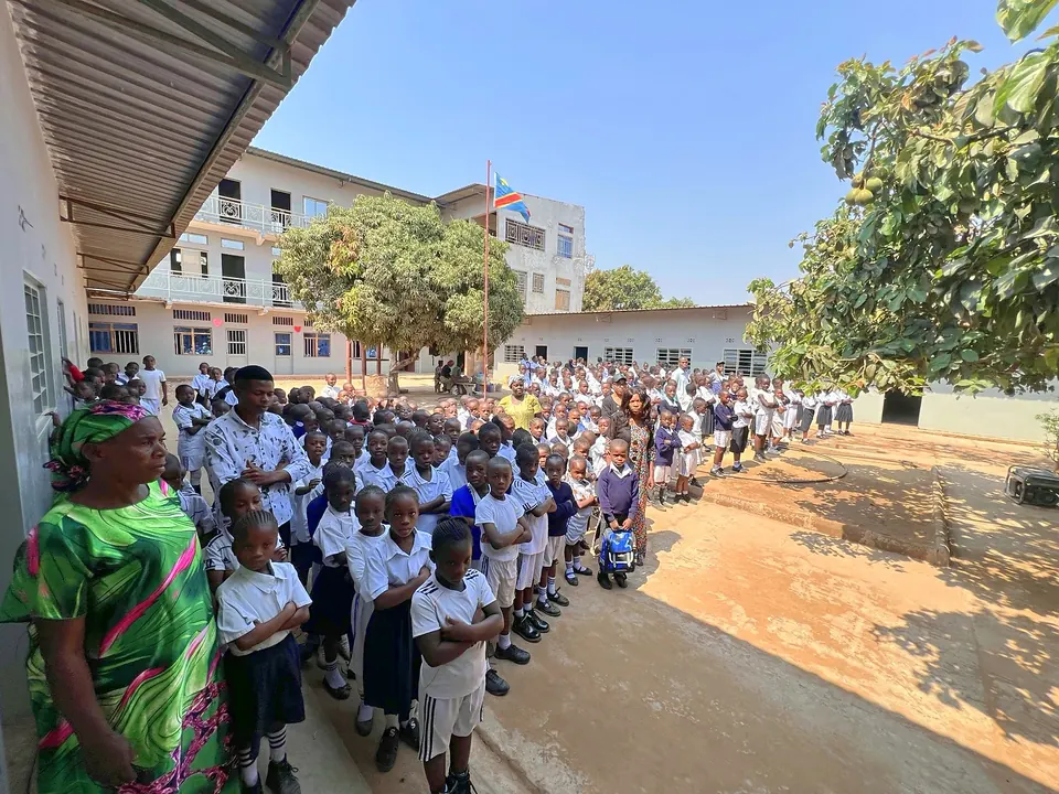 Les élèves du primaire dans la cour de Mungal School