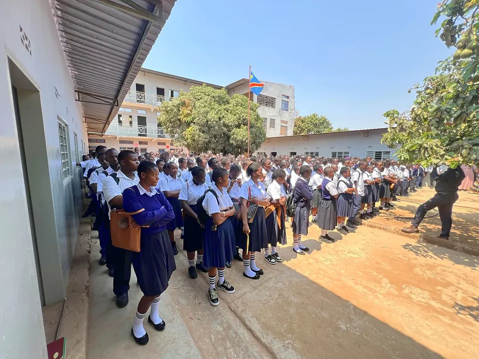 Élèves réunis dans la cour du Complexe Scolaire Mungal School