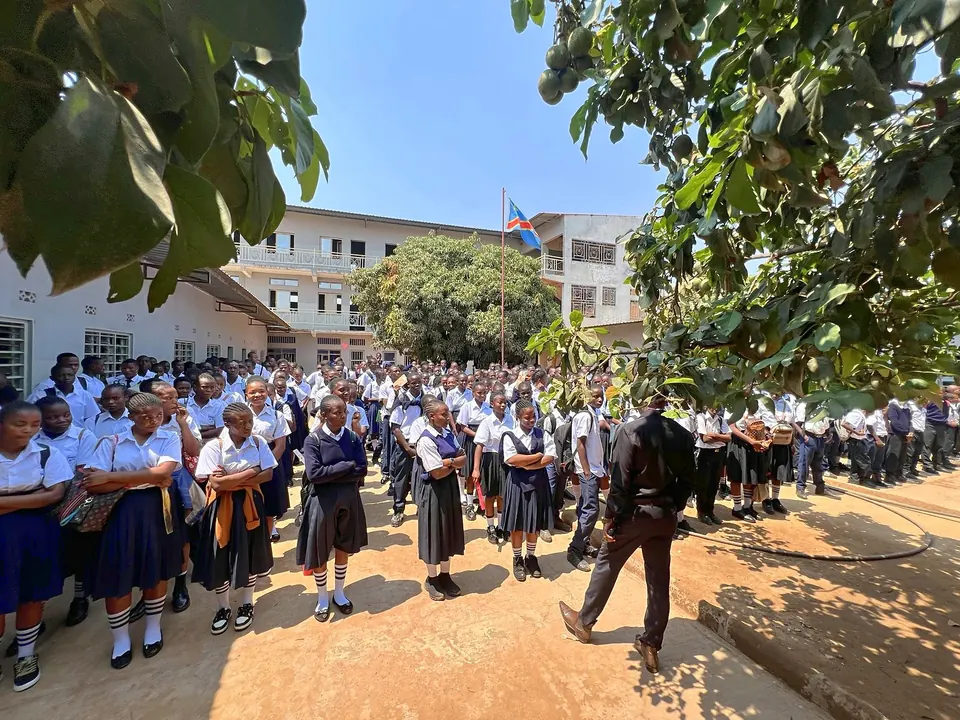 Les élèves réunis dans la cour de Mungal School